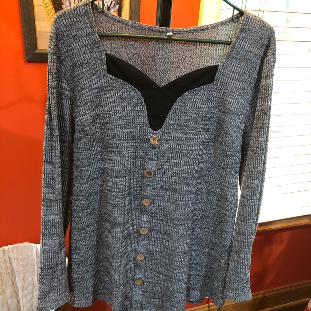 BLACK TOP SIZE 2X BUTTONS ON FRONT